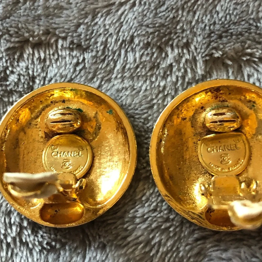 CHANEL Vintage and Authentic ,” Lady in a Hat” Clip on Earrings - Picture 3 of 11